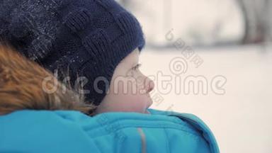 冬天特写<strong>户外</strong>可爱梦幻的小男孩肖像，快乐的小男孩在雪地里玩耍，<strong>户外</strong>。